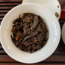 Load image into Gallery viewer, 2005 LaoTongZhi “Meng Hai Qiao Mu” (Menghai Arbor) Cake 357g Puerh Sheng Cha Raw - photo 8