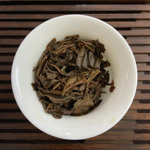 Load image into Gallery viewer, 2005 LiMing Zao Chun Yin Hao (Early Spring Silver Hairs) 501 Batch 200g Cake Pue - photo 14