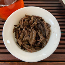 Load image into Gallery viewer, 2005 NanQiao Lan Kong Que (Blue Peacock - 502 Batch) Cake 357g Puerh Sheng Cha R - photo 12