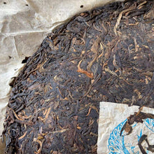 Load image into Gallery viewer, 2005 NanQiao Lan Kong Que (Blue Peacock - 502 Batch) Cake 357g Puerh Sheng Cha R - photo 5