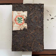 Load image into Gallery viewer, 2006 CNNP Puerh 7581 (5 Golden Flowers - Export Version) Brick 250g Puerh Ripe T - photo 7