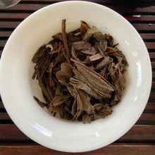Load image into Gallery viewer, 2006 FengQing Mei Xie 50 (Guangdong Artists Association 50 Years) Cake 357g Puer - photo 8