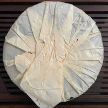 Load image into Gallery viewer, 2006 WanTong “Lao Ban Zhang - Lao Shu (Old Banzhang - Old Tree) Cake 400g Puerh  - photo 11