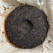 Load image into Gallery viewer, 2006 WanTong “Lao Ban Zhang - Lao Shu (Old Banzhang - Old Tree) Cake 400g Puerh  - photo 3