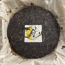 Load image into Gallery viewer, 2006 WanTong “Lao Ban Zhang - Lao Shu (Old Banzhang - Old Tree) Cake 400g Puerh  - photo 4