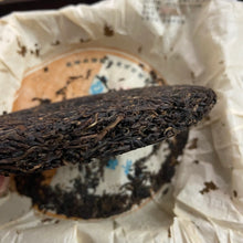 Load image into Gallery viewer, 2006 WanTong “Lao Ban Zhang - Lao Shu (Old Banzhang - Old Tree) Cake 400g Puerh  - photo 9
