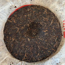 Carica l'immagine nel visualizzatore di Gallery, 2006 XingHai Bu Lang Shan - Ye Sheng (Bulang Mountain Wild Tea) Cake 400g Puerh  - photo 3