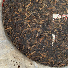 Carica l'immagine nel visualizzatore di Gallery, 2006 XingHai Bu Lang Shan - Ye Sheng (Bulang Mountain Wild Tea) Cake 400g Puerh  - photo 5