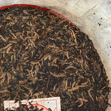 Carica l'immagine nel visualizzatore di Gallery, 2006 XingHai Bu Lang Shan - Ye Sheng (Bulang Mountain Wild Tea) Cake 400g Puerh  - photo 7