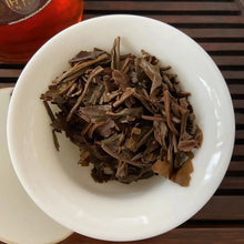 Load image into Gallery viewer, 2006 XingHai Feng - Bu Lang Qiao Mu (Ballads - Bulang Arbor Tree) Cake 400g Puer - photo 11
