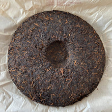 Load image into Gallery viewer, 2006 XingHai Feng - Bu Lang Qiao Mu (Ballads - Bulang Arbor Tree) Cake 400g Puer - photo 3