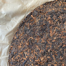 Load image into Gallery viewer, 2006 XingHai Feng - Bu Lang Qiao Mu (Ballads - Bulang Arbor Tree) Cake 400g Puer - photo 5