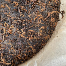 Load image into Gallery viewer, 2006 XingHai Feng - Bu Lang Qiao Mu (Ballads - Bulang Arbor Tree) Cake 400g Puer - photo 7