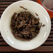 Load image into Gallery viewer, 2006 XingHai Ya - Yi Wu Qiao Mu ( Court Hymns - Yiwu Arbor Tree) Cake 400g Puerh - photo 11