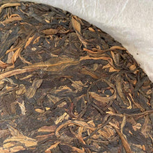 Load image into Gallery viewer, 2006 XingHai Ya - Yi Wu Qiao Mu ( Court Hymns - Yiwu Arbor Tree) Cake 400g Puerh - photo 6