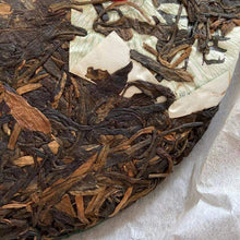 Load image into Gallery viewer, 2006 XingHai Ya - Yi Wu Qiao Mu ( Court Hymns - Yiwu Arbor Tree) Cake 400g Puerh - photo 7
