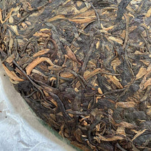 Load image into Gallery viewer, 2006 XingHai Ya - Yi Wu Qiao Mu ( Court Hymns - Yiwu Arbor Tree) Cake 400g Puerh - photo 8