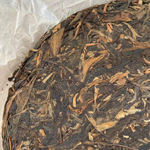 Load image into Gallery viewer, 2006 XingHai Ya - Yi Wu Qiao Mu ( Court Hymns - Yiwu Arbor Tree) Cake 400g Puerh - photo 9