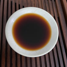 Load image into Gallery viewer, 2006 XingHai Ya - Yi Wu Qiao Mu (Elegancy - Yiwu Arbor) Cake 400g Puerh Ripe Tea - photo 10