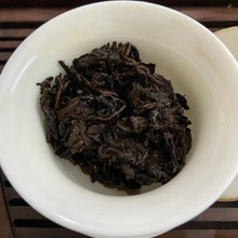 Load image into Gallery viewer, 2006 XingHai Ya - Yi Wu Qiao Mu (Elegancy - Yiwu Arbor) Cake 400g Puerh Ripe Tea - photo 11