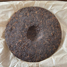 Load image into Gallery viewer, 2006 XingHai Ya - Yi Wu Qiao Mu (Elegancy - Yiwu Arbor) Cake 400g Puerh Ripe Tea - photo 4