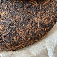 Load image into Gallery viewer, 2006 XingHai Ya - Yi Wu Qiao Mu (Elegancy - Yiwu Arbor) Cake 400g Puerh Ripe Tea - photo 6