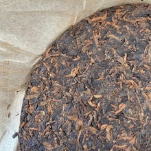 Load image into Gallery viewer, 2006 XingHai Ya - Yi Wu Qiao Mu (Elegancy - Yiwu Arbor) Cake 400g Puerh Ripe Tea - photo 8