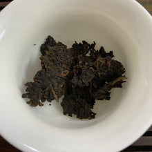 Load image into Gallery viewer, 2006 XingHai Ya - Yi Wu Qiao Mu (Elegancy - Yiwu Arbor) Cake 400g Puerh Ripe Tea - photo 9