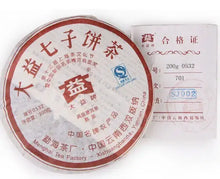 Laden Sie das Bild in den Galerie-Viewer, 2007 DaYi "0532" Cake 200g Puerh Sheng Cha Raw Tea - King Tea Mall