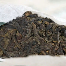 Laden Sie das Bild in den Galerie-Viewer, 2007 DaYi "0782" Cake 357g Puerh Sheng Cha Raw Tea - King Tea Mall