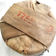 Load image into Gallery viewer, 2007 DaYi "7752" Cake 357g Puerh Shou Cha Ripe Tea - King Tea Mall