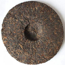 Load image into Gallery viewer, 2007 DaYi "Yu Run" (Jade Sleek) Cake 357g Puerh Shou Cha Ripe Tea - King Tea Mall