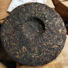 Load image into Gallery viewer, 2007 LaoManEr "Ban Zhang Lao Shu Cha" (Banzhang Old Tree Cake) 357g Puerh Sheng Cha Raw Tea - King Tea Mall