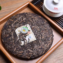 Laden Sie das Bild in den Galerie-Viewer, 2007 MengKu RongShi 1974 Organic Tea Certificated Cake 500g Puerh Raw Tea Sheng  - photo 4