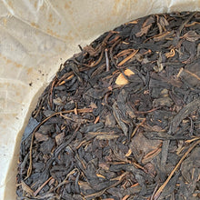 Load image into Gallery viewer, 2007 YiPinTang Yi Wu Zhi Chun (Spring of Yiwu) Cake 357g Puerh Raw Tea Sheng Cha - photo 8