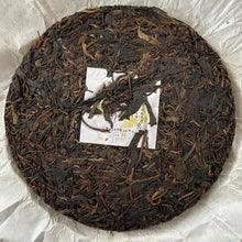 Load image into Gallery viewer, 2008 JingLong She De - Yi Wu Gu Shu (Not Begrudge - Yiwu Old Tree) Cake 400g Pue - photo 3