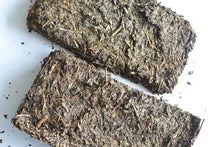 Load image into Gallery viewer, 2008 XiangYi FuCha "Huang Jin Shui Zhi Lian" (Love of Gold Water) Brick 400g Dark Tea Hunan - King Tea Mall