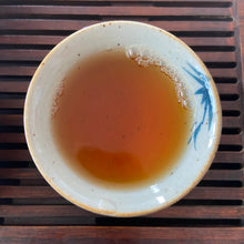 Load image into Gallery viewer, 2009 JingLong Gua Feng Zhai - Qiao Mu (Guafengzhai Viallge - Arbor) Cake 400g Pu - photo 10