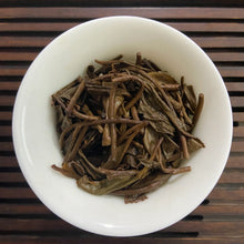 Load image into Gallery viewer, 2009 JingLong Gua Feng Zhai - Qiao Mu (Guafengzhai Viallge - Arbor) Cake 400g Pu - photo 11