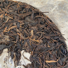 Load image into Gallery viewer, 2009 JingLong Gua Feng Zhai - Qiao Mu (Guafengzhai Viallge - Arbor) Cake 400g Pu - photo 4