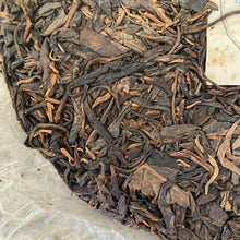 Load image into Gallery viewer, 2009 JingLong Gua Feng Zhai - Qiao Mu (Guafengzhai Viallge - Arbor) Cake 400g Pu - photo 6