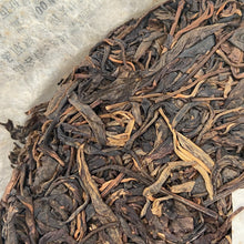 Load image into Gallery viewer, 2009 JingLong Gua Feng Zhai - Qiao Mu (Guafengzhai Viallge - Arbor) Cake 400g Pu - photo 7