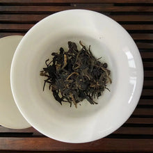Load image into Gallery viewer, 2009 LaoManEr Yi Wu - Zao Chun (Yiwu - Early Spring) 400g Puerh Sheng Cha Raw Te - photo 10