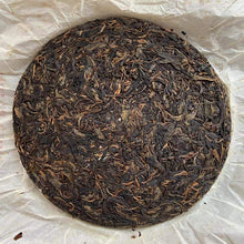 Load image into Gallery viewer, 2009 LaoManEr Yi Wu - Zao Chun (Yiwu - Early Spring) 400g Puerh Sheng Cha Raw Te - photo 2