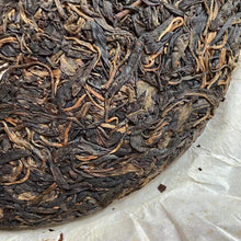 Load image into Gallery viewer, 2009 LaoManEr Yi Wu - Zao Chun (Yiwu - Early Spring) 400g Puerh Sheng Cha Raw Te - photo 5