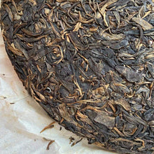 Load image into Gallery viewer, 2009 LaoManEr Yi Wu - Zao Chun (Yiwu - Early Spring) 400g Puerh Sheng Cha Raw Te - photo 6