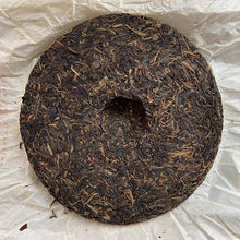 Load image into Gallery viewer, 2009 LaoManEr Yi Wu - Zao Chun (Yiwu - Early Spring) 400g Puerh Sheng Cha Raw Te - photo 8