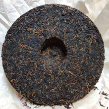 Load image into Gallery viewer, 2010 KingTeaMall Jin Ya Gong (Tribute Golden Bud - Lincang) Cake 357g Puerh Ripe - photo 3