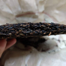 Load image into Gallery viewer, 2010 KingTeaMall Jin Ya Gong (Tribute Golden Bud - Lincang) Cake 357g Puerh Ripe - photo 4