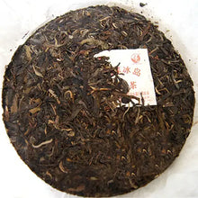 Carica l'immagine nel visualizzatore di Gallery, Compressed puerh tea cake with Chinese label on white paper
